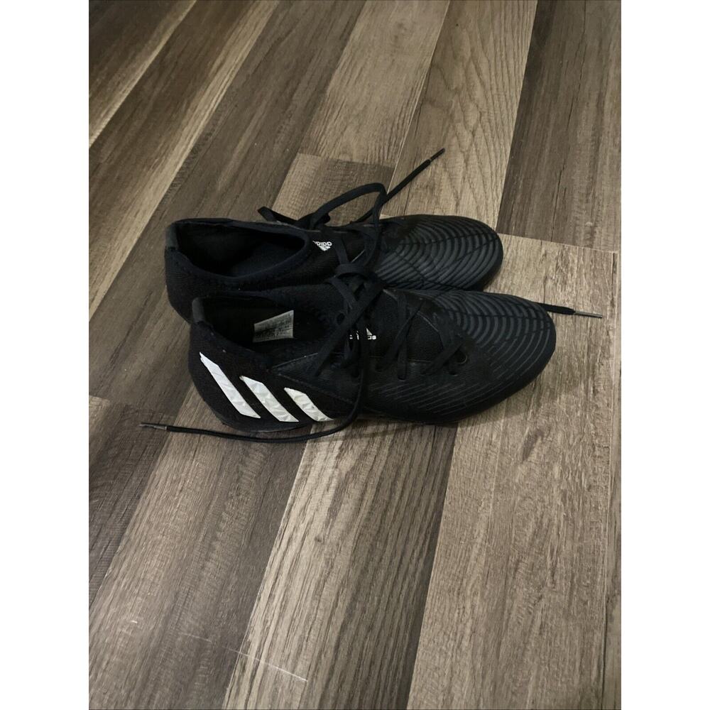 Adidas Unisex Boys Girls Black Soccer Cleats JR Size 4 Predator - Picture 2 of 5